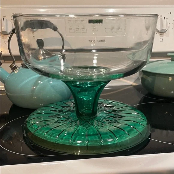 Anchor Hocking Vintage emerald Glass Cake Stand with Dome - Picture 2 of 4